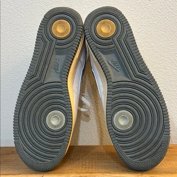 Nike Air Force 1 white leather sneaker w/ silver swish like new Men’s size 10 - Picture 6 of 7